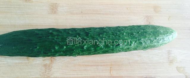 黄瓜一个用盐水洗净