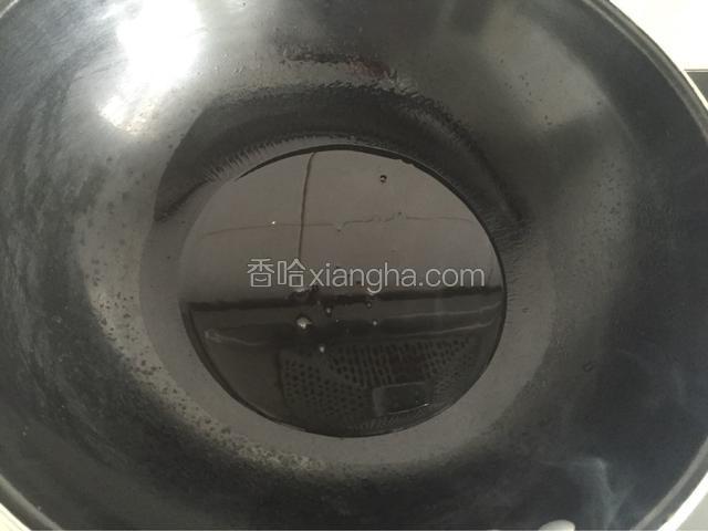 炒锅烧热放油