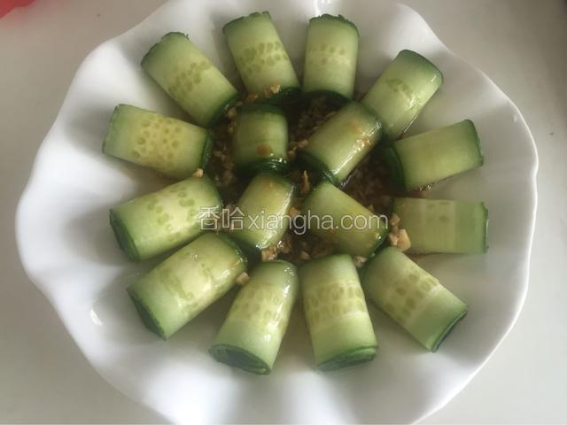 把烧热后的油倒泼在黄瓜上面即可
