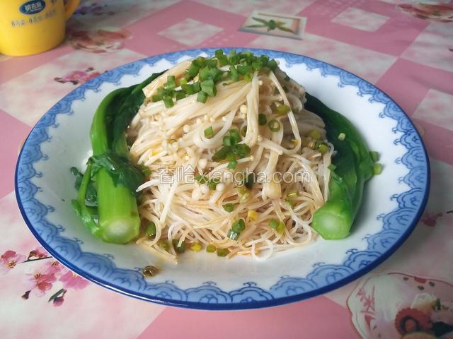 煮好的金针菇捞出沥干水份，放到米粉上，摆好菜心，淋上调好的酱汁即成！