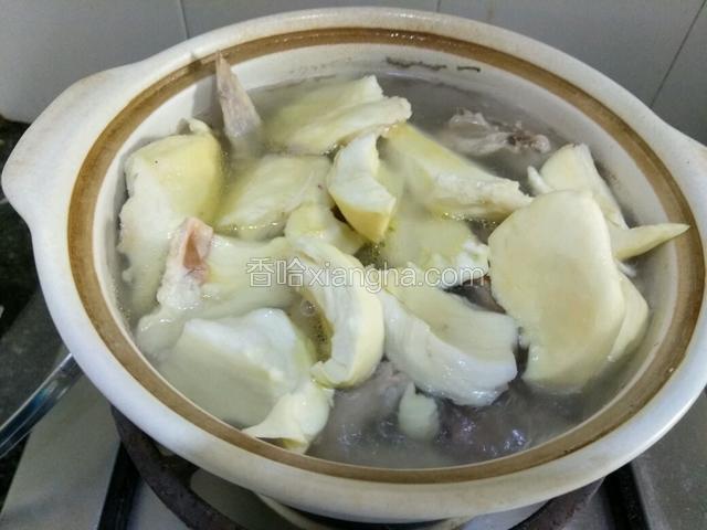 一个钟后加入榴莲肉，再煲一个钟