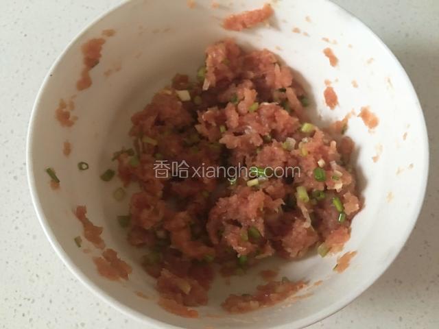 猪肉末加入蒜姜末，料酒，花生油，盐，十三香，鸡粉顺时针搅打上劲。