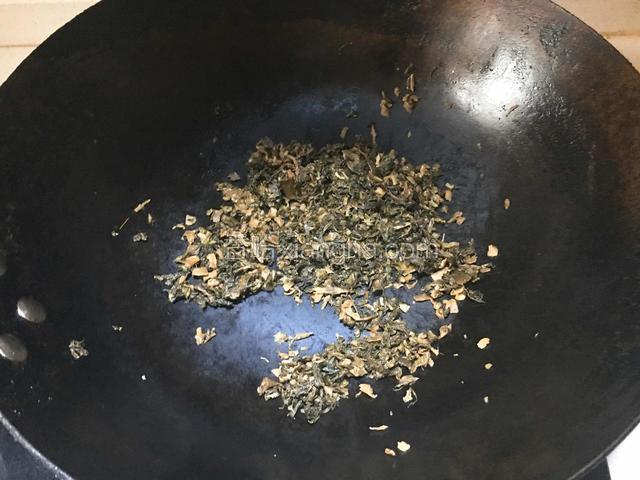 梅干菜放热锅里炒干水份再加适量油，盐炒熟。