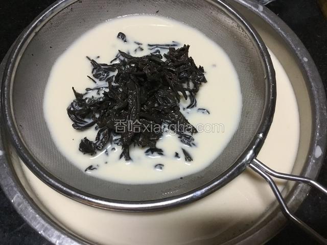 过滤茶渣几遍，奶茶就好了，这时候加入糖粉到自己适合的甜度