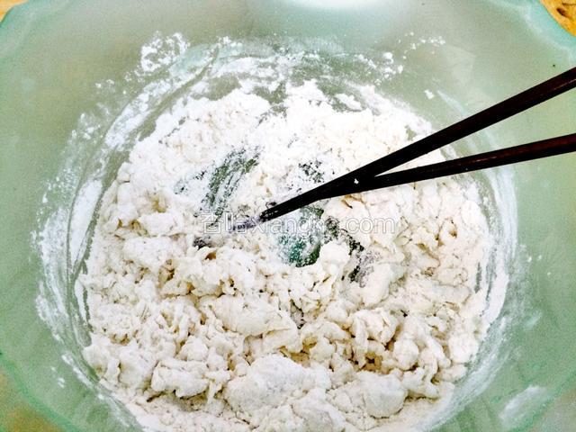 加适量的水搅拌成絮状。