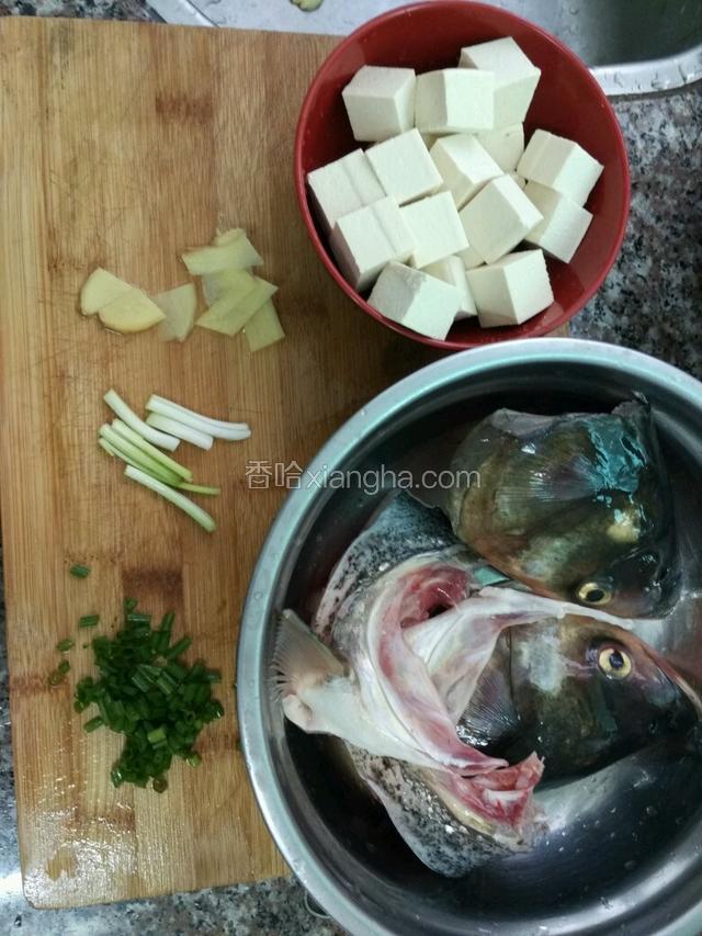 鱼头对半破，再把鱼肉和腮那里分开，老豆腐切小坨，姜切小片，小葱头切段，葱切葱花；