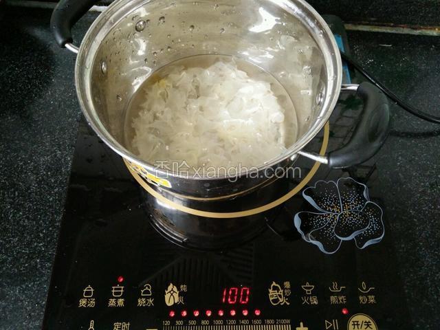 将银耳凉水下锅，大火烧开转中火十分钟，然后小火二十分钟。