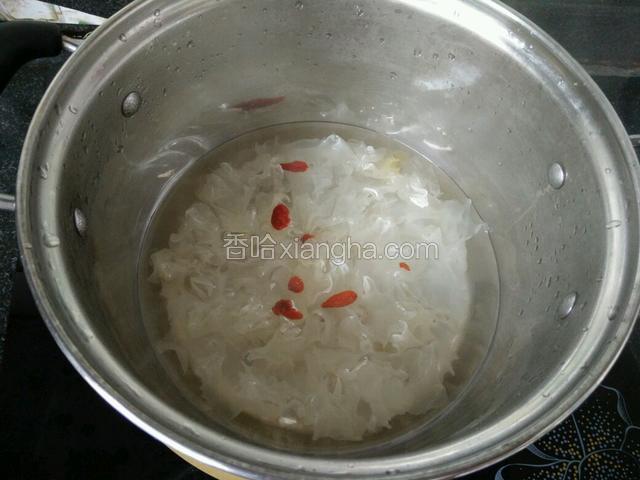 出锅前撒上几粒枸杞子。