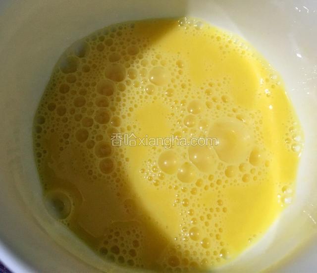 鸡蛋打散备用