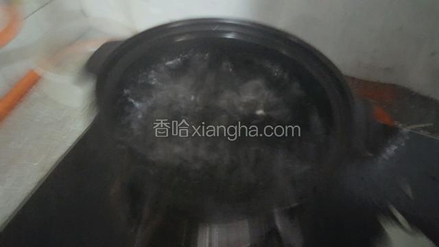 锅内水开后就可以把玉米面倒入锅中！