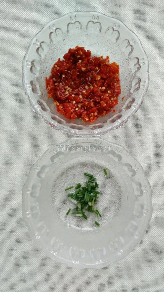 准备好剁椒和葱花。