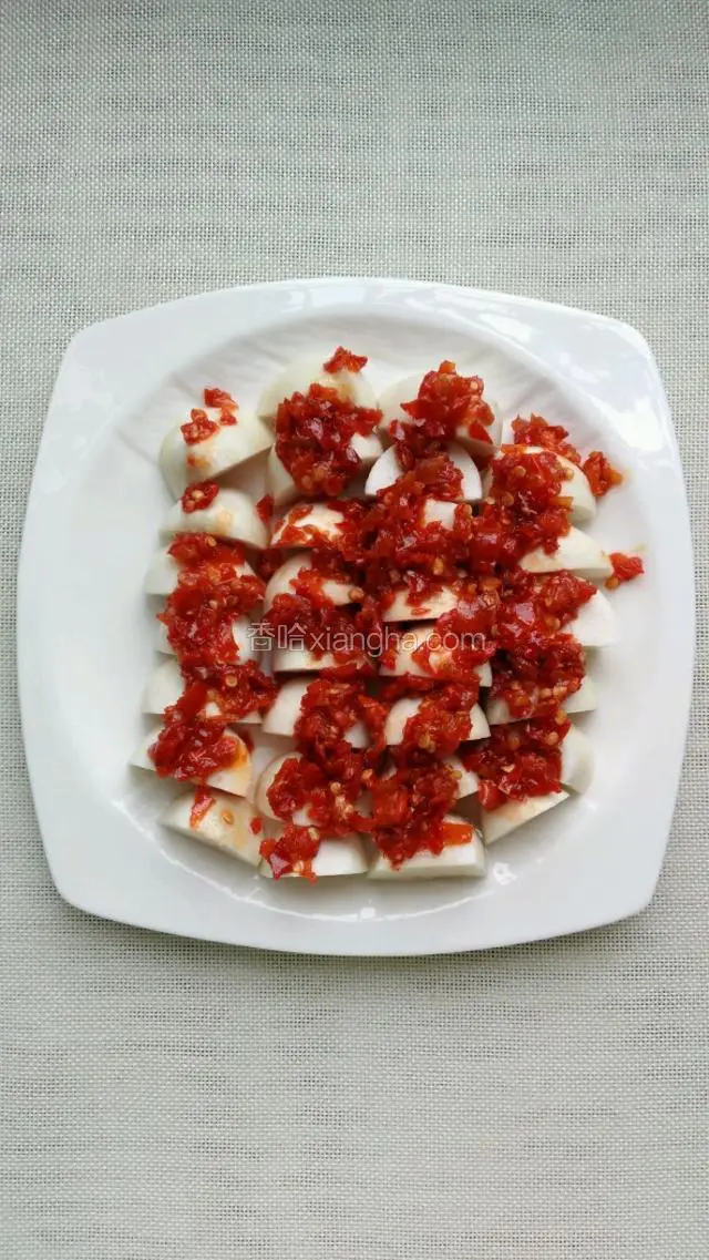 将煸香的剁椒，均匀铺在芋头上面，上锅蒸二十分钟左右。