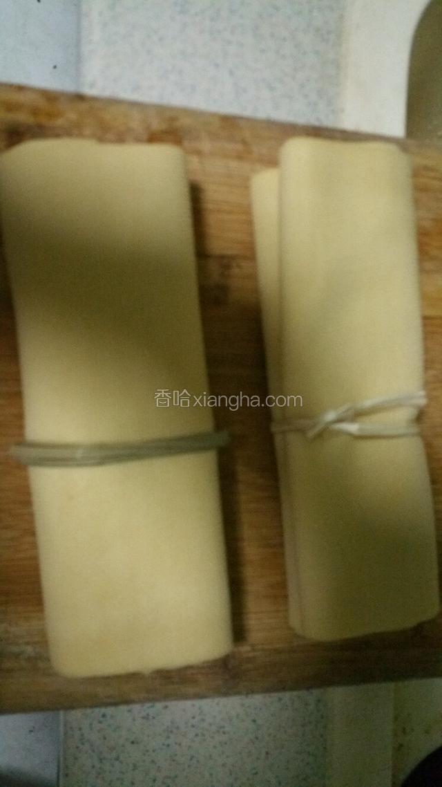 干豆腐每二张卷起，用马连草或棉绳绑好