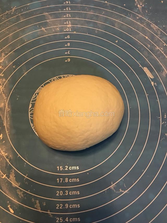 将面团和至表面光滑感。