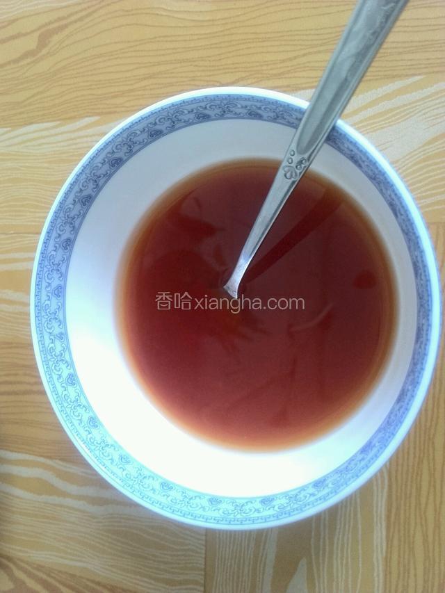 准备料汁，番茄酱，柠檬汁，白糖和清水放入碗中拌匀。