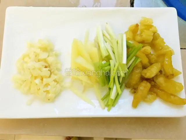 蒜头葱泡椒生姜切好