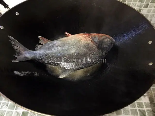 把鱼放去煎