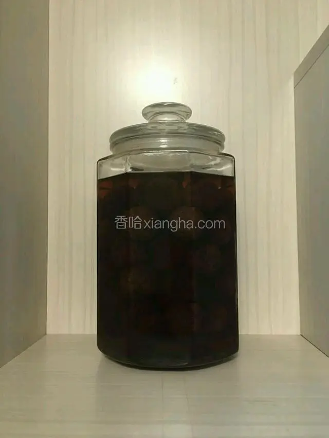 把杨梅放入罐子中加入白酒、冰糖，然后密封盖子即可