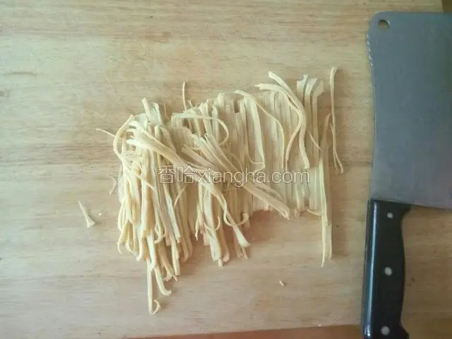 豆皮切细丝 比韭菜略长
