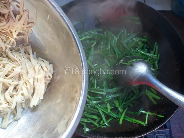 待韭菜微微变软 颜色变深绿  下入烫好的豆皮