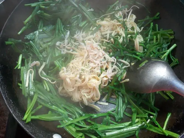 快速翻炒几下 放虾皮