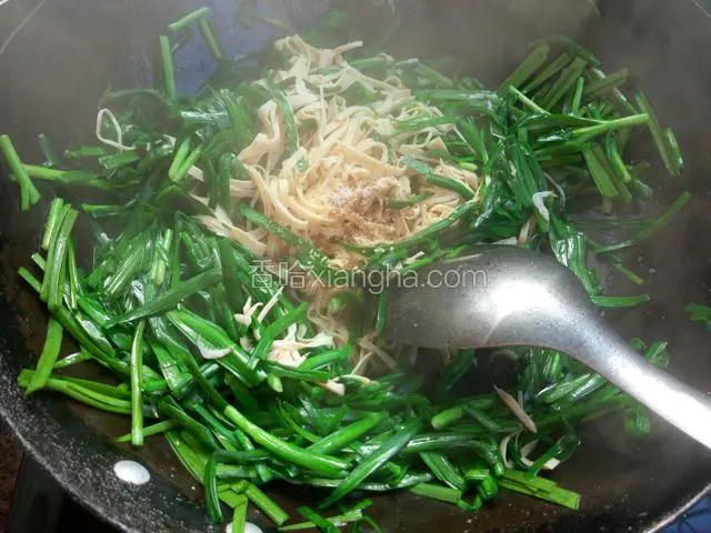 再放入盐 鸡精 十三香调味