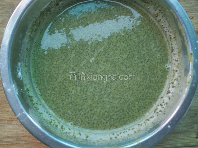澄粉、糯米粉和白糖，放入抹茶粉水中搅拌均匀。