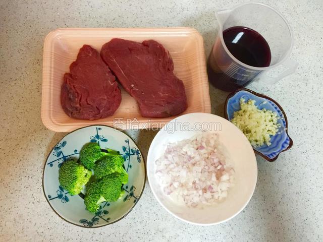 准备好食材，将西兰花掰成小朵，洋葱切碎，蒜瓣剁成蒜泥备用；