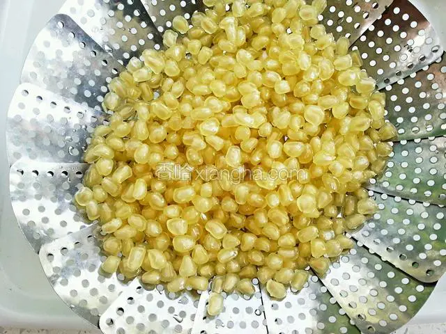 石榴籽用凉白开洗净、控水