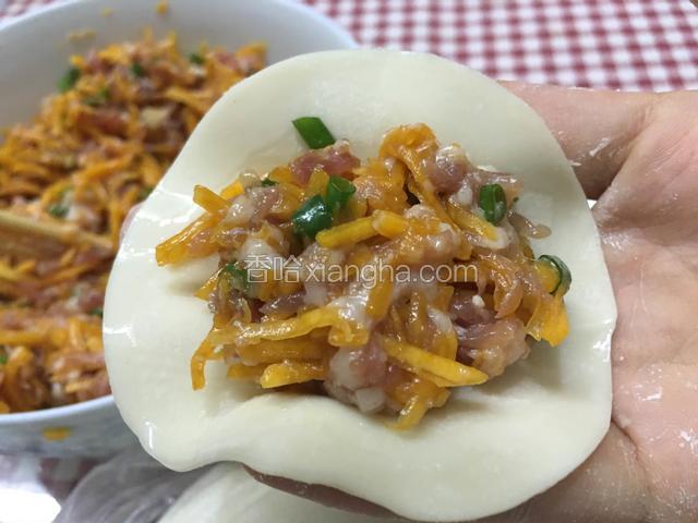 饺子皮加入适量的饺子馅，边沿抹上少许的清水（买的饺子皮比较干不好捏紧）