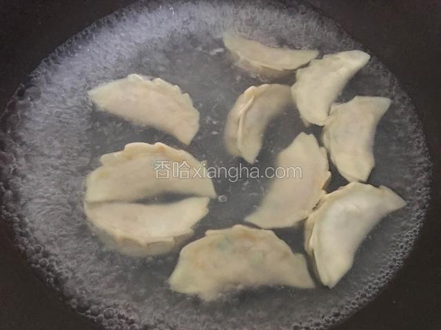 放入饺子盖上锅盖煮3分钟，再打开盖子煮皮2分钟。