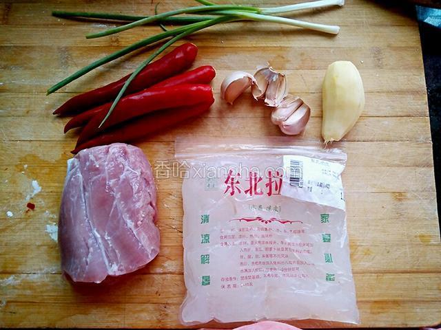 准备材料:拉皮、猪瘦肉、葱姜蒜辣椒