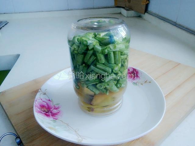 为了保险起见，再加入适量的清水在盘子里，然后就放在一边不用管了，二十四小时内保管你吃上好的酸豆角。