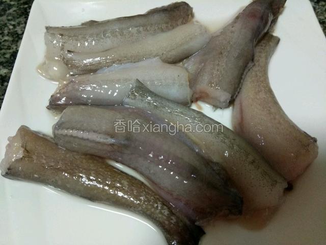 豆腐鱼去头，去尾，去鱼鳍剪段，用盐，料酒腌一下