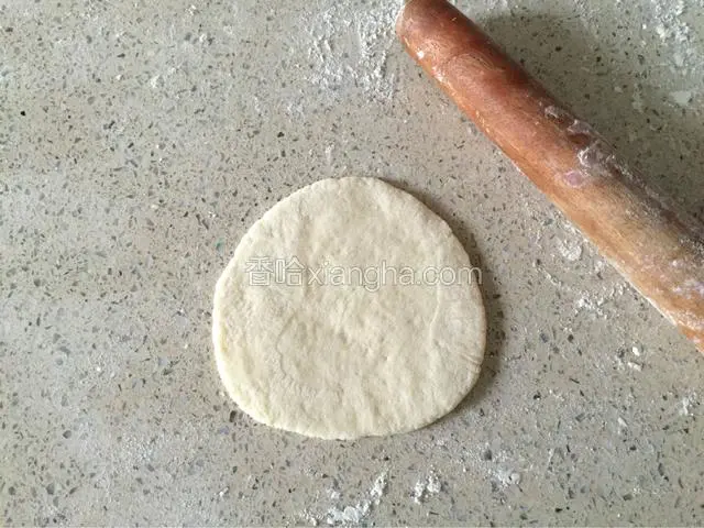 擀成中间厚边缘弱薄的皮子。