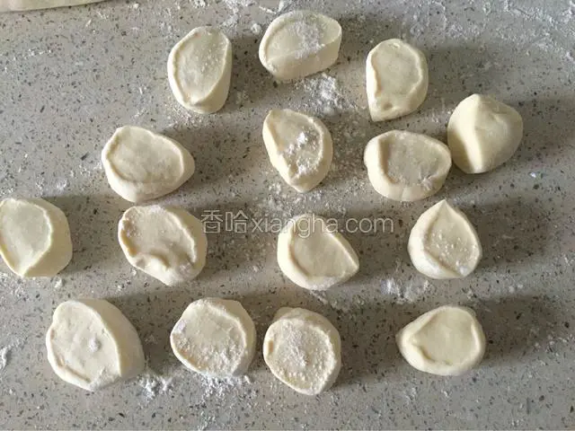 取出面团使劲揉搓排气，揉成长条，分成均匀的小剂子。