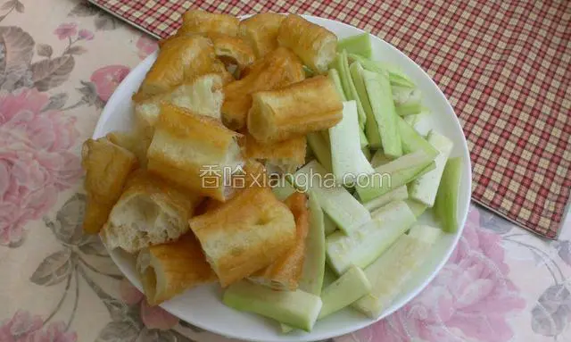 丝瓜去皮切片，油条切块