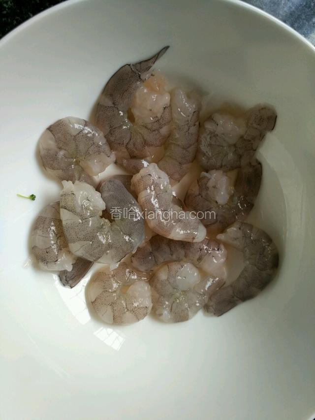 虾去头尾，和虾线，用料酒腌一会