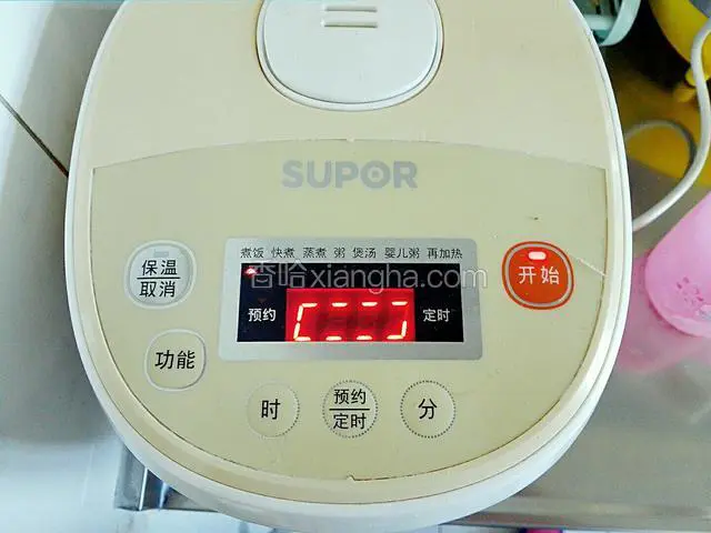 盖上饭锅盖，像平常焖米饭一样焖熟，就可以享用香喷喷绿豆饭