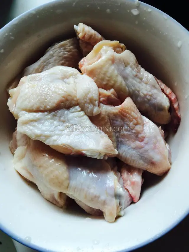鸡翅根用料酒和盐搓洗干净