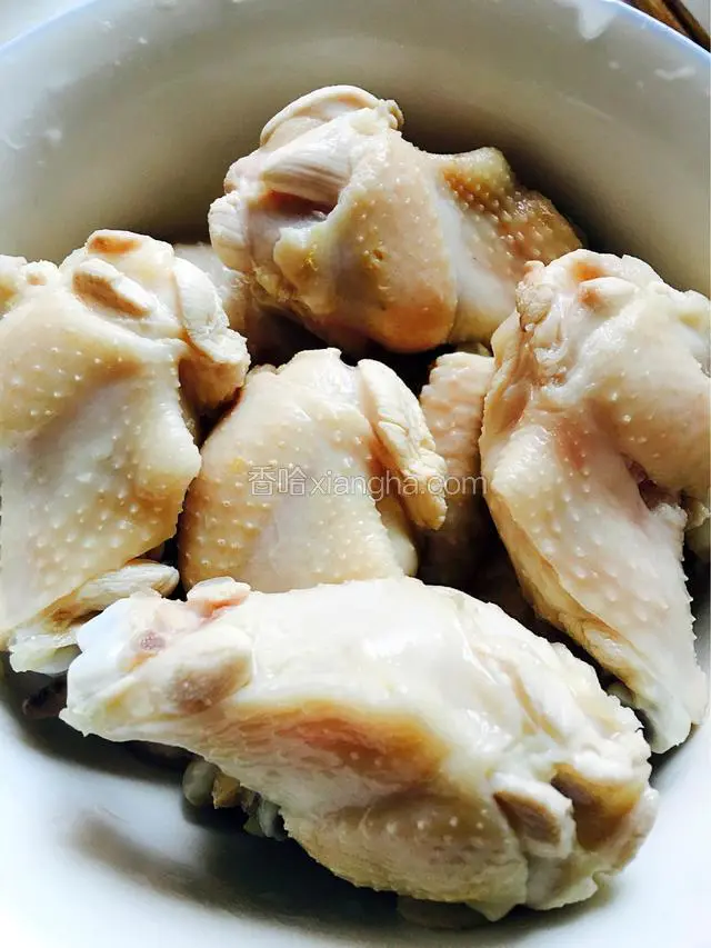 锅烧热水，放入八角和料酒煮开后倒入鸡翅根抄水1分钟，接着用冰水泡2分钟，让鸡翅根肉质更有口感。