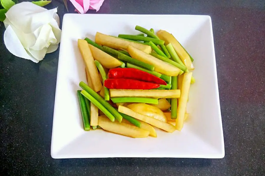 土豆条炒蒜苔