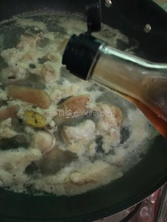 水开了加入料酒，煮七八分钟
