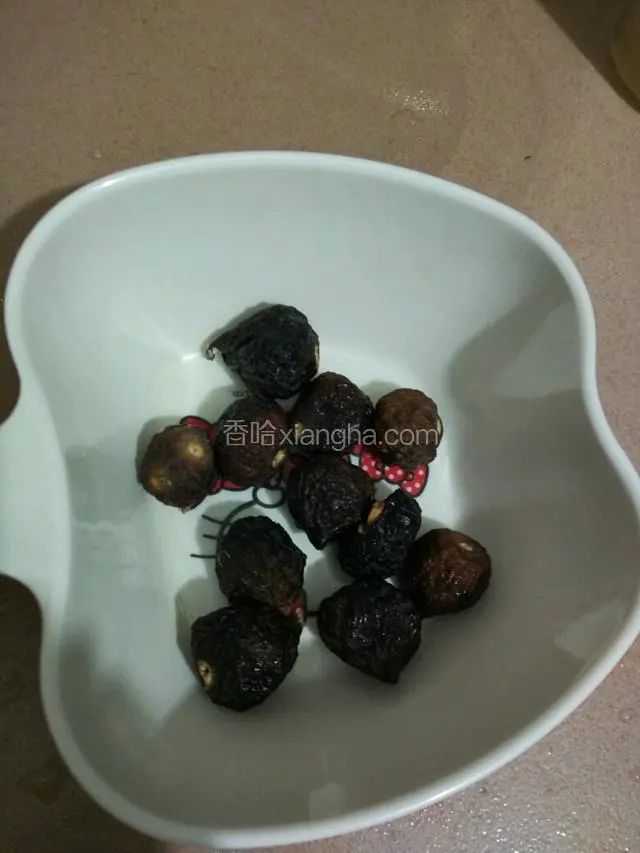 准备好无花果，洗净浸泡半小时