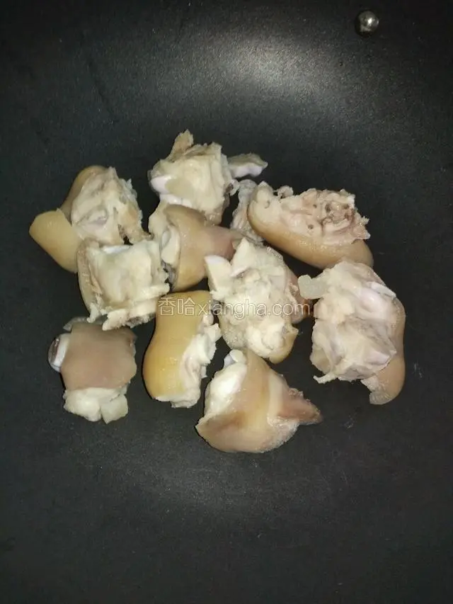 煮好的猪脚捞出来用清水冲洗干净，直接上锅炒干水分