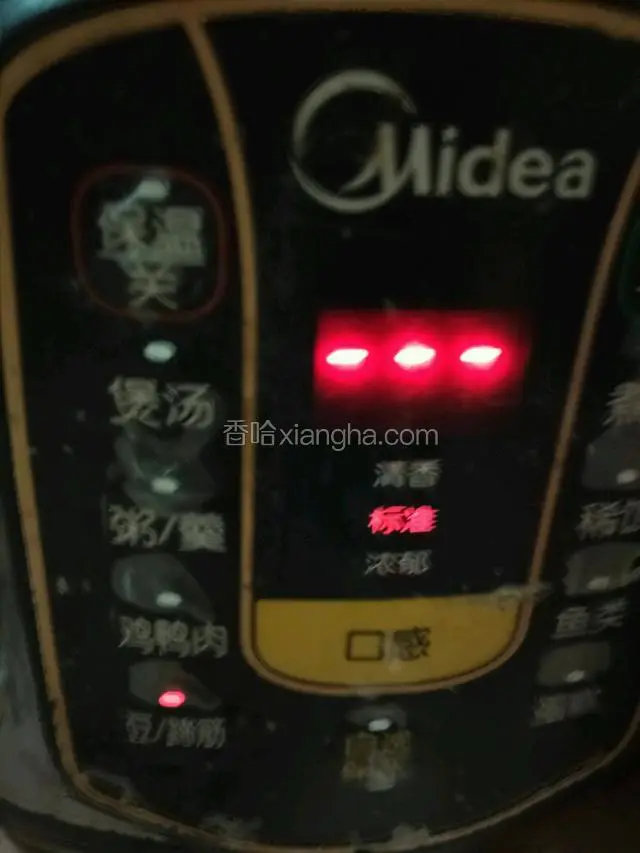 转入压力锅，按下“豆/蹄筋”键即可
