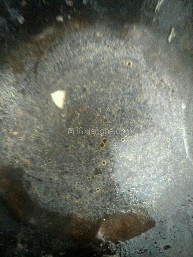 锅中留油热锅