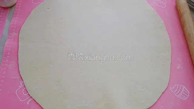 把面团揉匀后擀成大圆片。