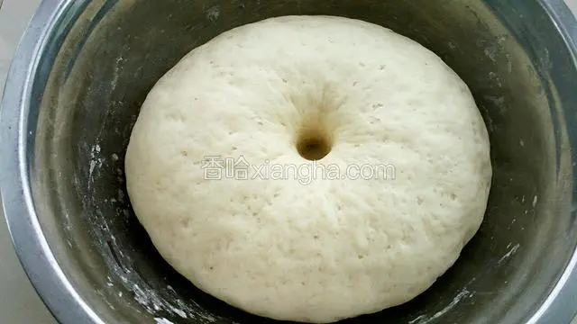 发酵至原来面团的两倍大，用食指在中间戳个洞，面团不回缩就表示面发好了。