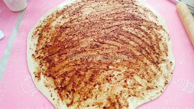再把豆沙均匀地涂抹在圆片上。